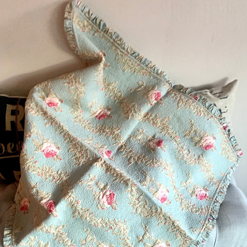 Beautiful matelassé quilt With Piping